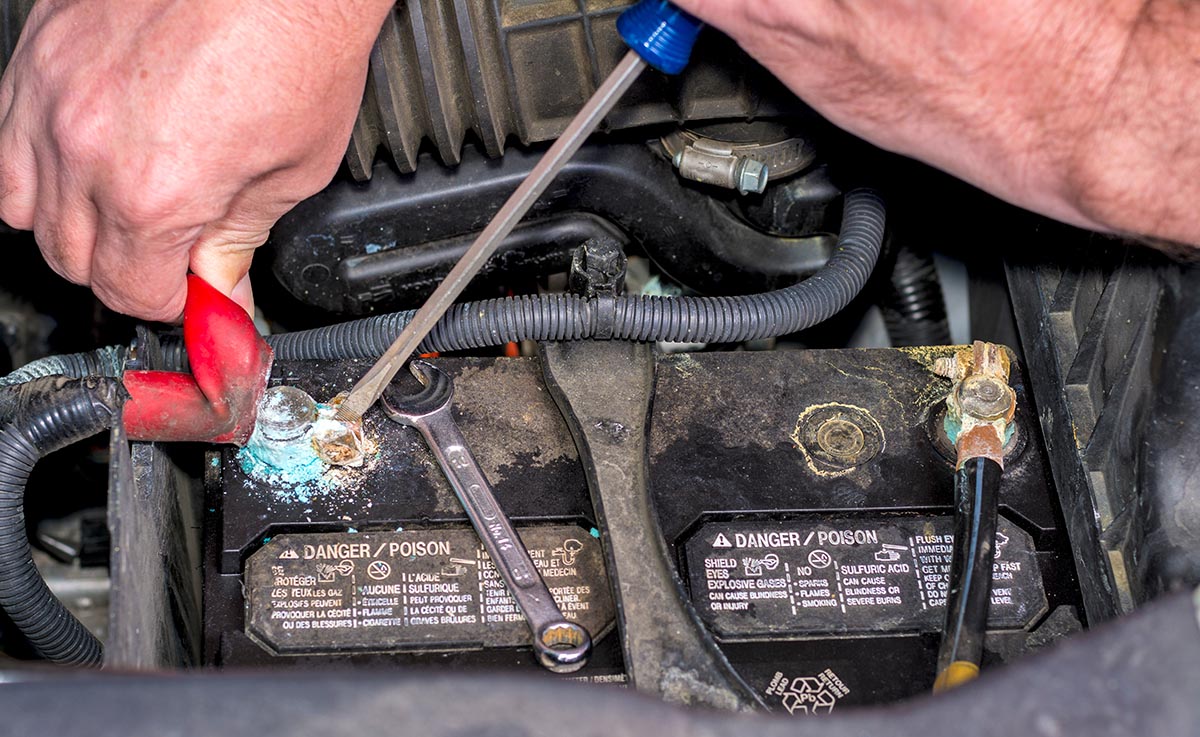 Comment nettoyer la corrosion sur les bornes de la batterie de